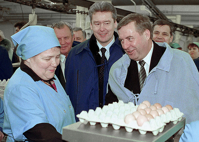 2001 год. Геннадий Селезнев (на снимке справа), находясь в рабочей поездке по Тюменской области, встретился с трудовым коллективом крупнейшей в России птицефабрики "Боровская". В центре - губернатор Тюменской области Сергей Собянин.