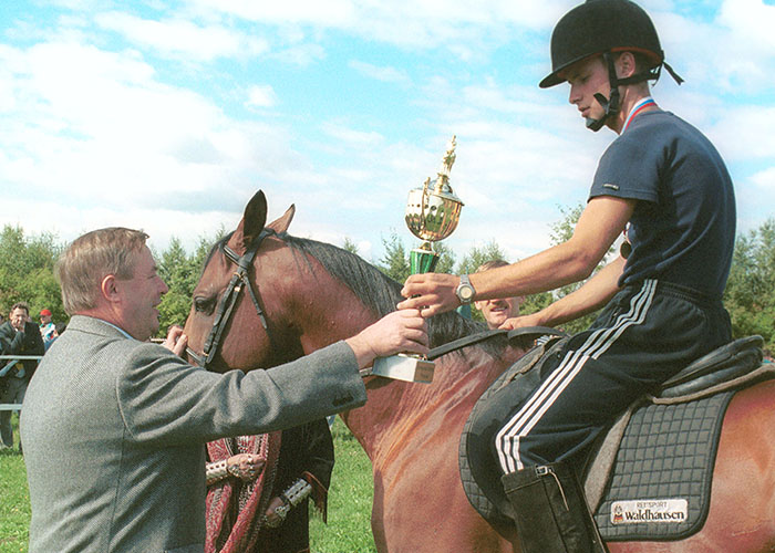2001 год. Геннадий Селезнев вручает Большой Кубок России Михаилу Тарасенко на жеребце Согуджак (Ейск, Краснодарский край) за победу в конном пробеге на 60 км.