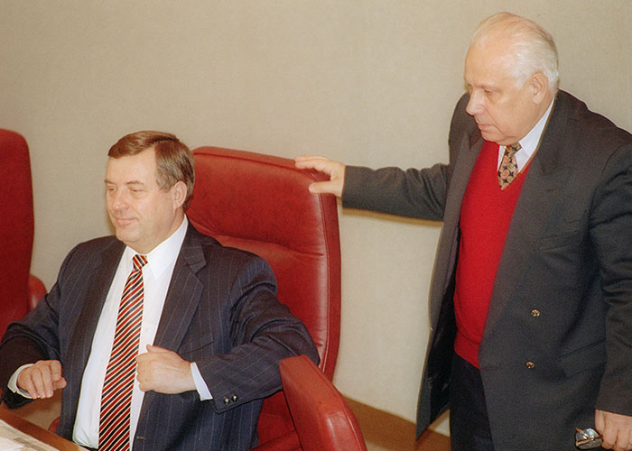 1997 год. Председатель Госдумы РФ Геннадий Селезнев во время заседания. Справа от него - член КПРФ Анатолий Лукьянов.