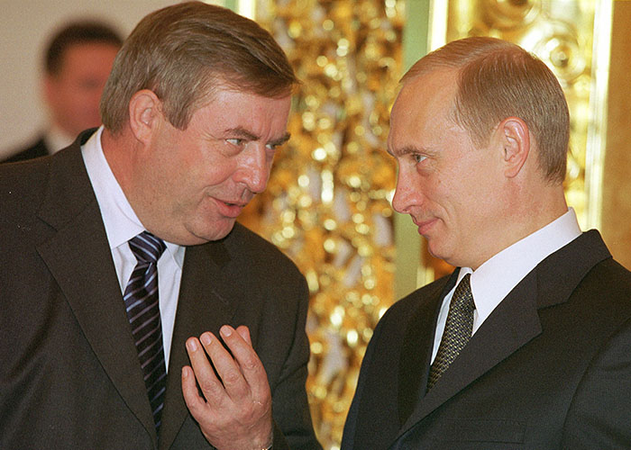 2002 год. Президент России Владимир Путин (на снимке справа) и спикер Государственной Думы Геннадий Селезнев (слева) на ежегодном приеме в Кремле для выпускников военных университетов и академий.