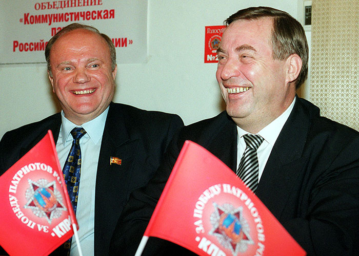 1999 год. Лидеры КПРФ Геннадий Зюганов (слева) и Геннадий Селезнев во время пресс-конференции в штабе КПРФ после объявления первых предварительных результатов выборов в Государственную Думу.