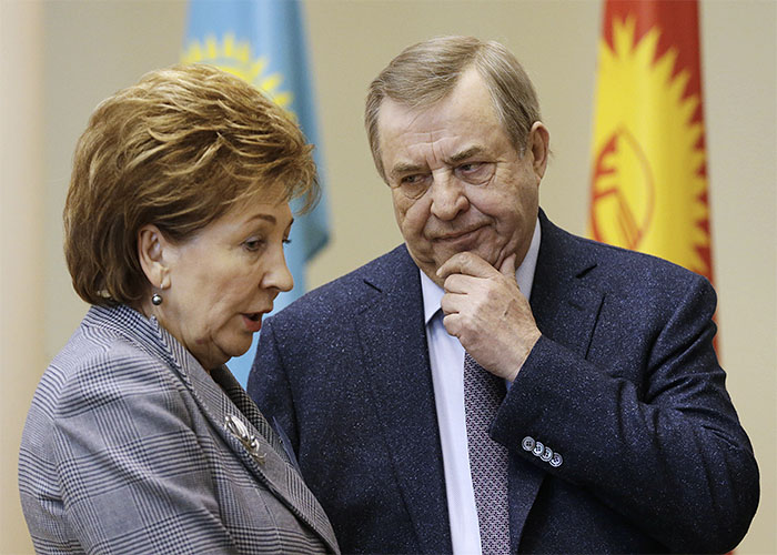 2015 год. Заместитель председателя Совета Федерации РФ Галина Карелова и председатель "Партии возрождения России" Геннадий Селезнев перед началом заседания Совета Межпарламентской Ассамблеи государств-участников Содружества Независимых Государств.