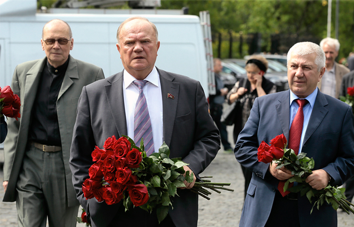 Лидер КПРФ Геннадий Зюганов (в центре) перед церемонией прощания