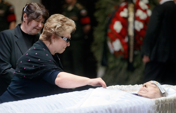 Вдова Геннадия Селезнева Ирина (на первом плане) во время прощания с политиком