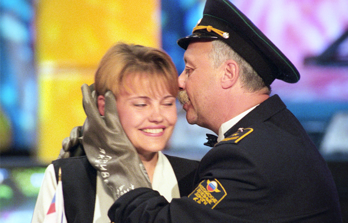 Ведущий "Поле чудес" с одной из участниц телепередачи, апрель 1999 год