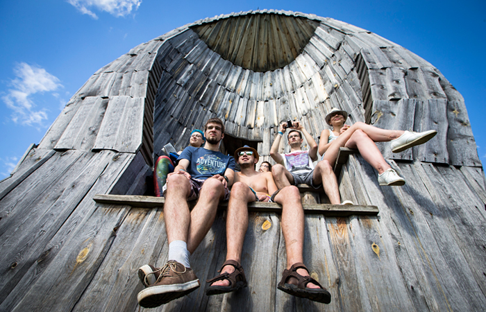 Посетители на арт-объекте "Николино ухо"