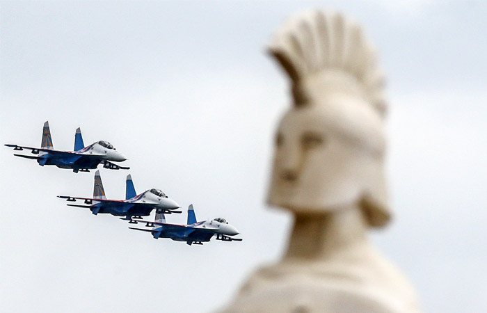 Выступление пилотажной группы "Русские витязи" на церемонии открытия