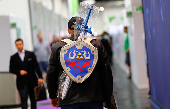 Посетитель покидает выставку