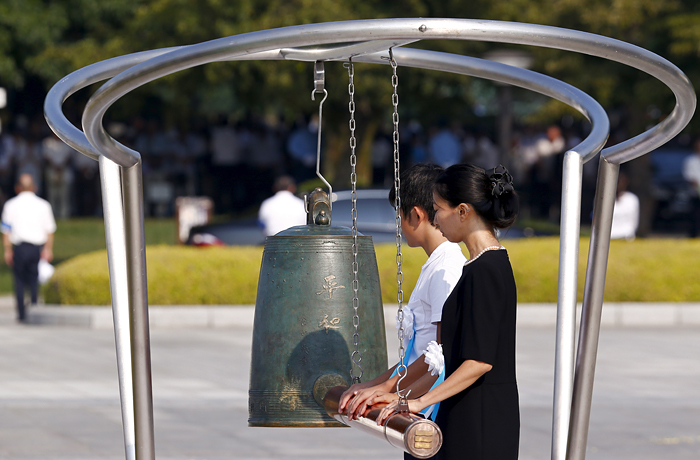 В 08:15:01 - точно в момент взрыва 6 августа 1945 года американской атомной бомбы над Хиросимой - состоялась минута молчания