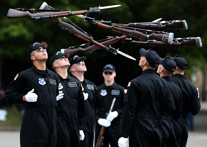 Гвардейцы Почетного караула ВВС США во время подготовки к Королевскому Эдинбургскому параду военных оркестров