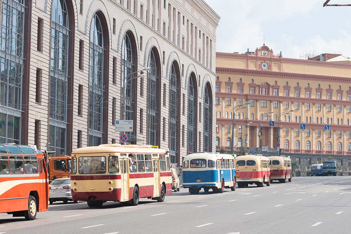На всякий случай, колонну автостаричков сопровождали эвакуаторы
