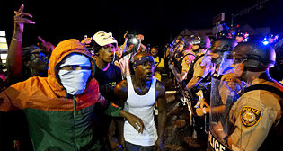 Акции протеста в годовщину убийства в Фергюсоне