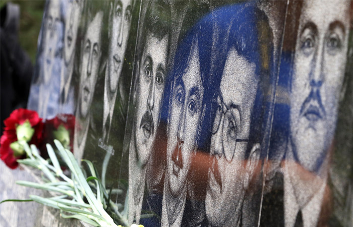 Цветы у памятника морякам-севастопольцам, погибшим на атомном ракетном подводном крейсере