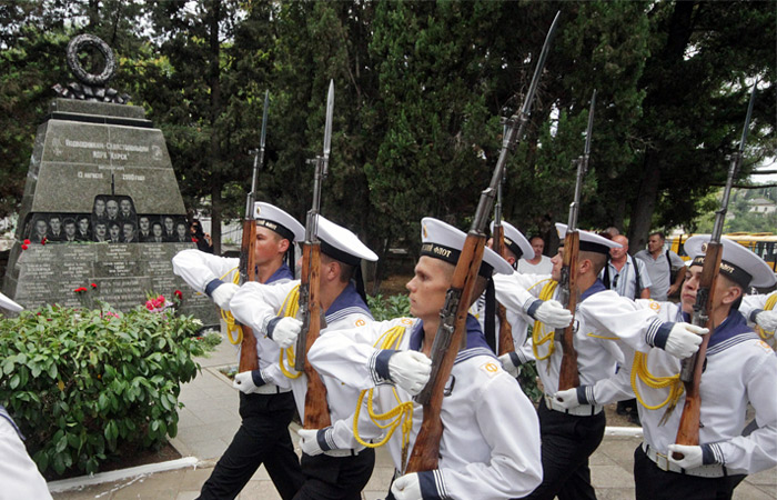 Моряки Черноморского флота почтили память экипажа крейсера "Курск"
