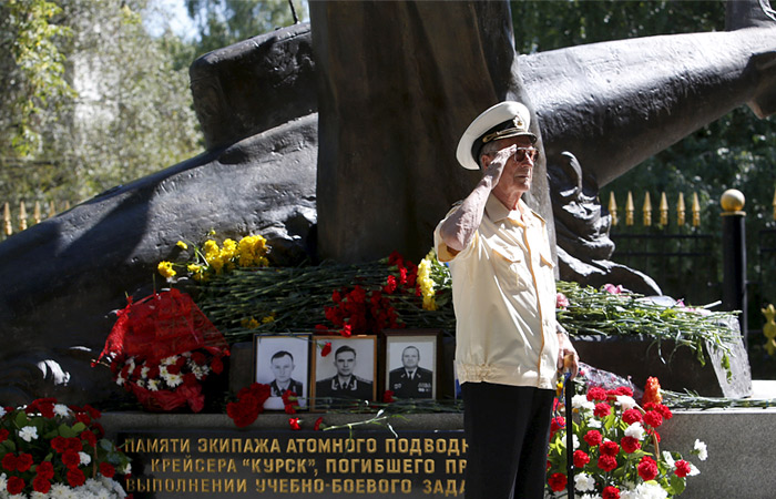 Ветеран отдает дань памяти экипажу атомного подводного крейсера "Курск" в Москве