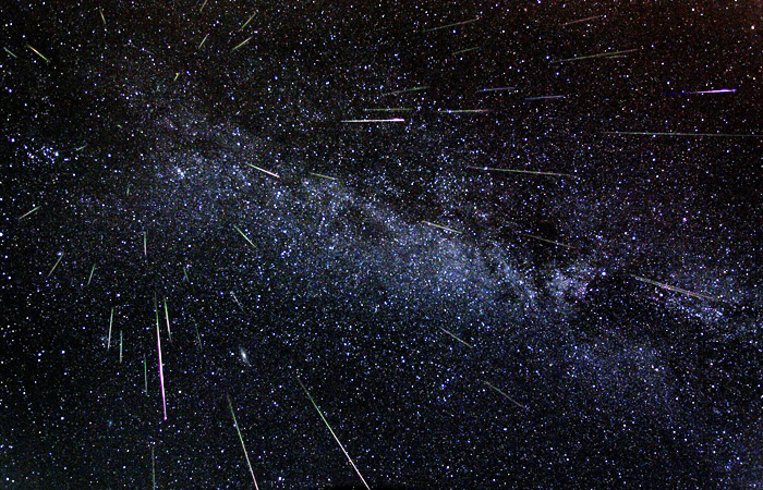 Комбинированная фотография метеорного потока Персеиды, построенная по снимкам, сделанным через равные промежутки времени