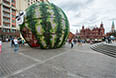 Гостей встречает огромный арбуз