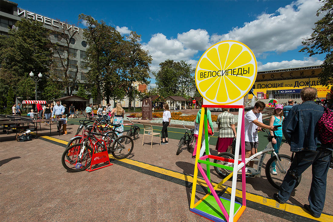 Можно будет не только самому запасаться витаминами но и развлекать детей. Для этого на Пушкинской развернули Фруктовый стадион.