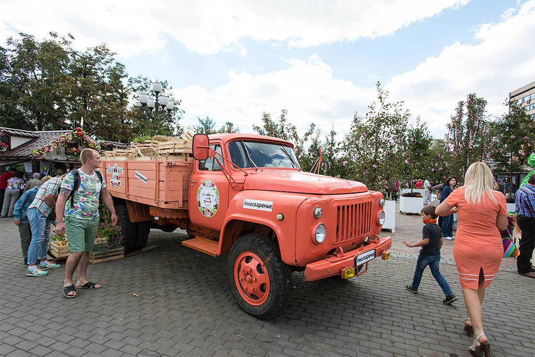 Каждая площадка украшена по-своему. В Новопушкинском сквере тоже интересно