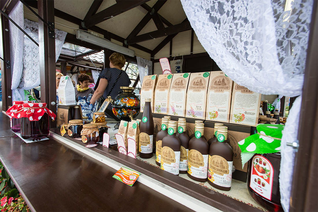 Чай и сбитень. В некоторых павильонах проходят дегустации.