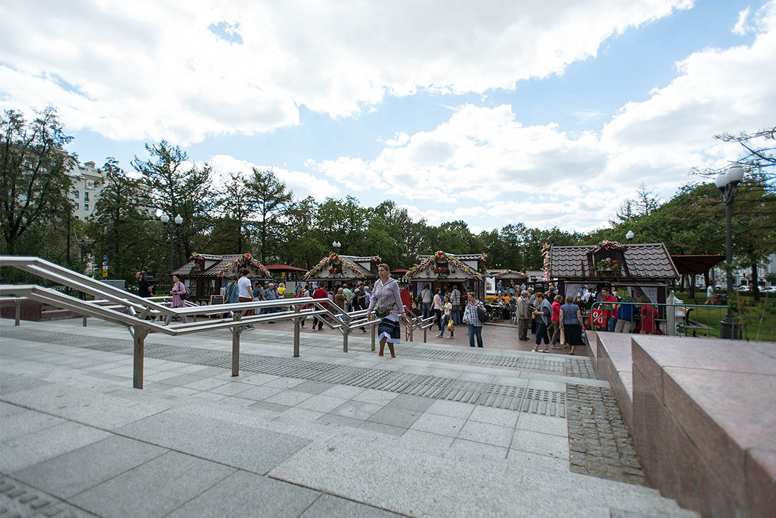 В целом, не очень много людей, но у некоторых палаток настоящий ажиотаж