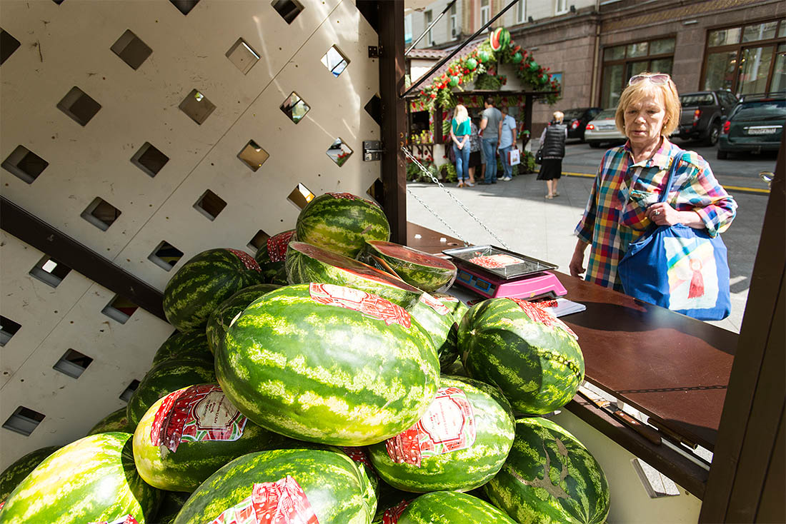 Ну куда же без арбузов на Арбузной площади? Вы найдете ее на Тверской площади.