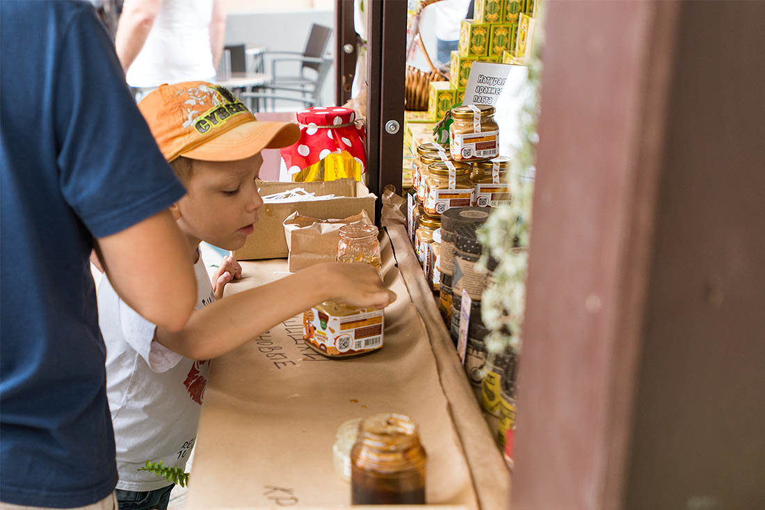 Конечно, мимо такого сложно пройти