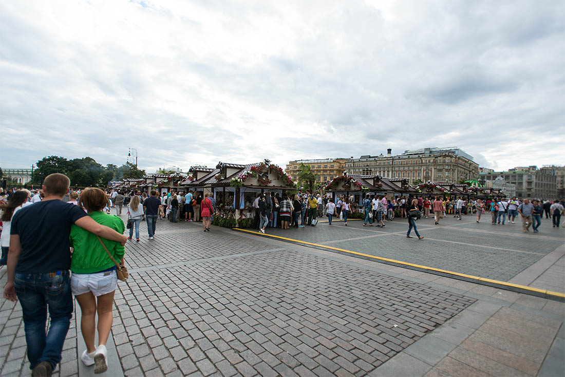 Людям явно интересно. Вокруг вкусно пахнет котлетами для бургеров