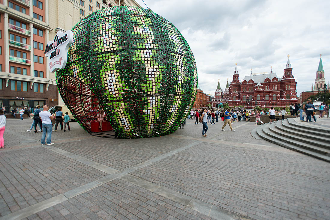 Гостей встречает огромный арбуз