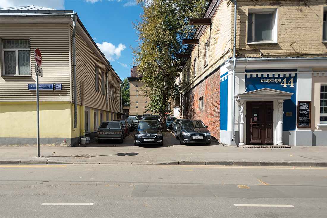 Транспортная система Москвы меняет свой характер и иногда кажется, что тут решено не оставлять место для автомобиля, но это не так