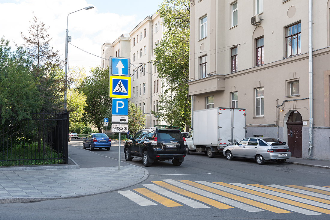 Такую зебру сложно не заметить. По крайней мере  - в сухую погоду.