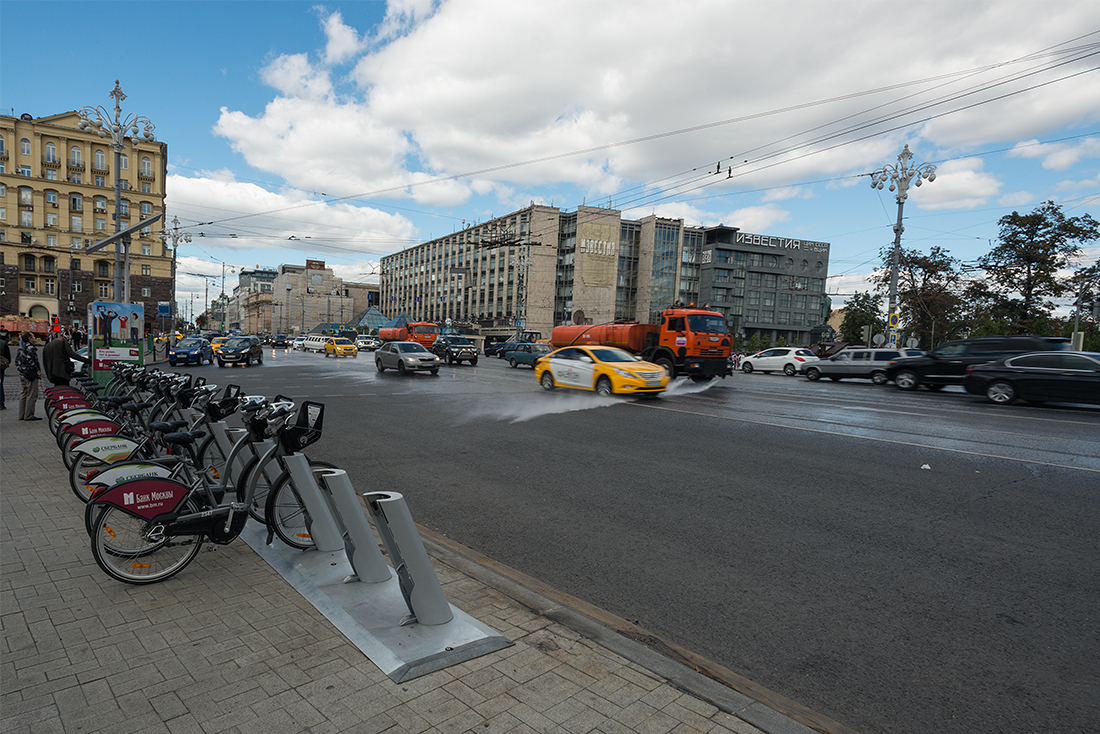 Кататься по Москве на велосипеде можно, даже если у вас нет велосипеда. Пункты проката мускульного транспорта попадаются очень часто.