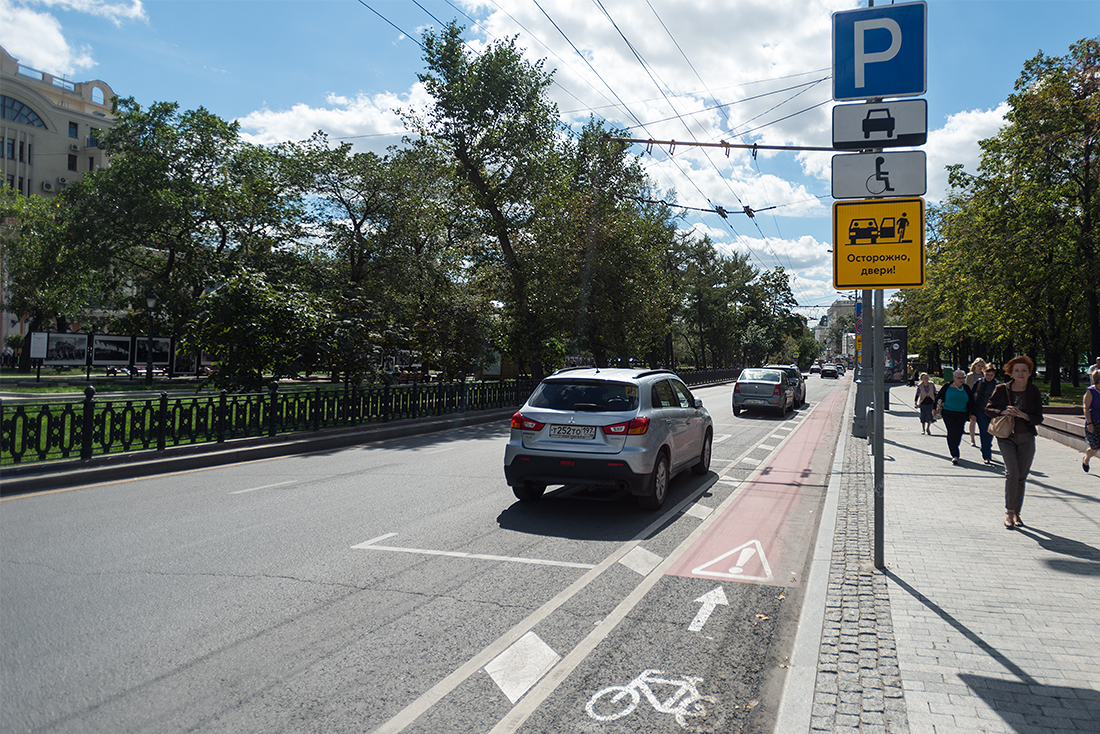 Самая спорная инициатива года - велодорожка между тротуаром и парковочной зоной для автомобилей