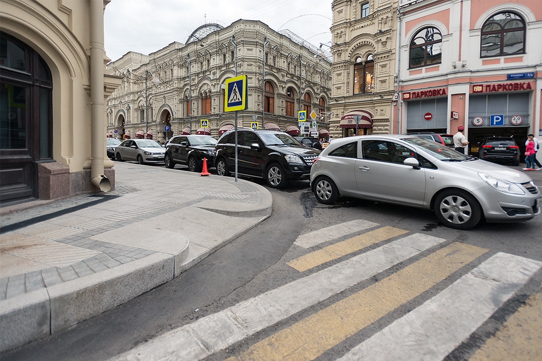 Тротуары сделаны так, чтобы на них было удобно не только заходить, но и заезжать. К сожалению, не везде. Возможно, это только пока.