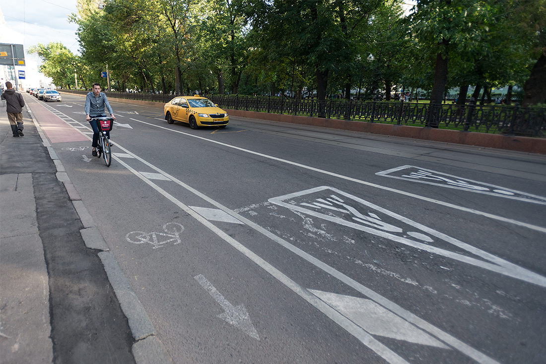 На самом деле, такси и велосипед действительно упрощают жизнь в городе. И городу.