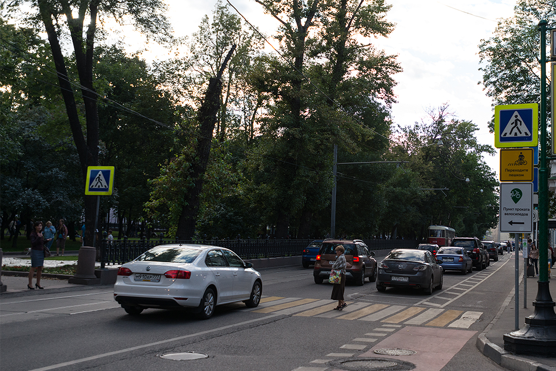 Пешеход на зебре - главный. Не все к этому привыкли, хотя так было всегда.