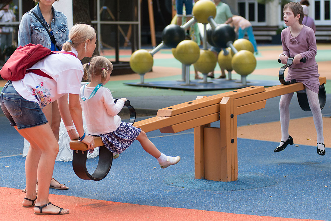 Хочется, чтобы для особенных детей каждый день был таким: лишенным разделения на больных и здоровых, днем, когда все дети - просто дети.