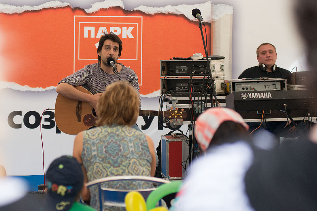 Петр Налич, вожатый отряда "Поем-Читаем", выступил со своими песнями