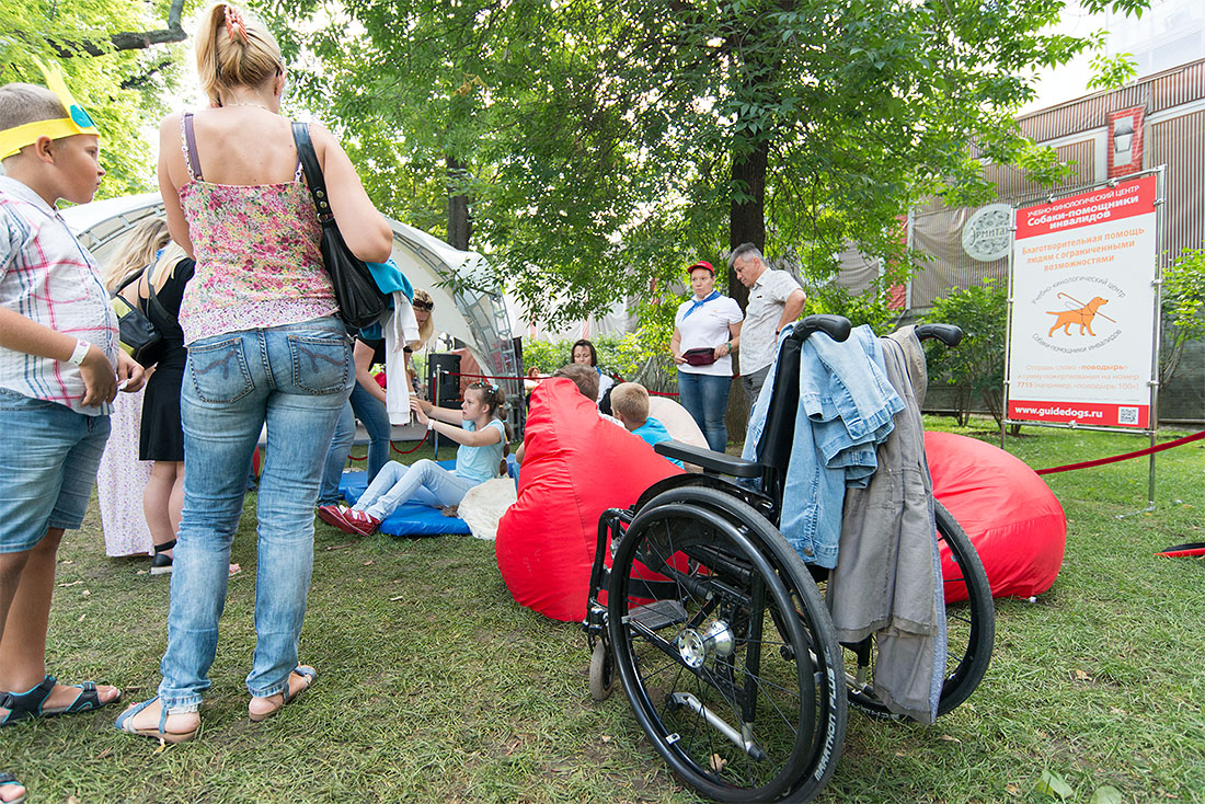 Желающих пообщаться с собаками много, а они и рады!