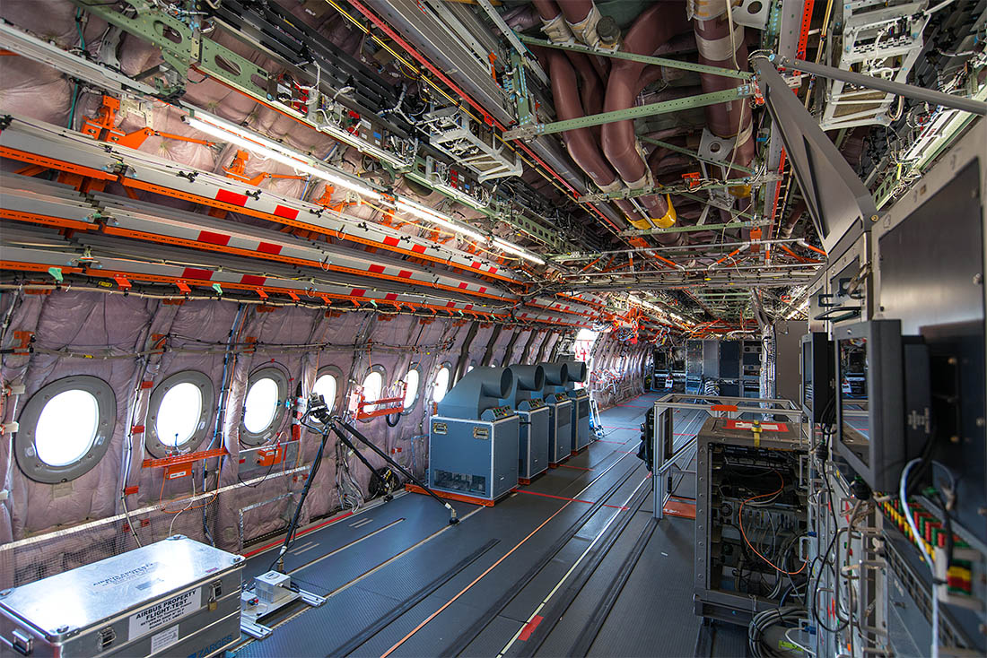 Самолеты этого семейства - самые-самые: в них чуть больше места, они более экономичны, более совершенны. Но этот оказался нам интересен тем, что внутри он - лаборатория.