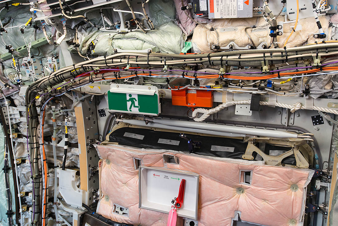 Пожалуй, единственное, что есть в этом борту от обычного пассажирского самолета. Таким самолет вы не увидите никогда: кресел нет, декоративных панелей нет, есть только километры проводов и сотни тысяч разъемов. И еще кое-что.