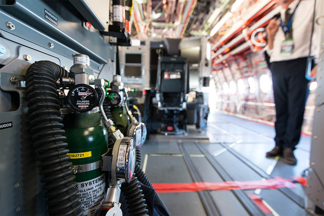 В случае чего, маски тут из потолка не вывалятся, но баллон с кислородом всегда есть где то рядом