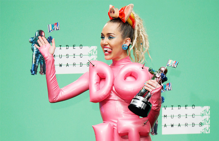 Ведущая MTV Video Music Awards американская певица Майли Сайрус