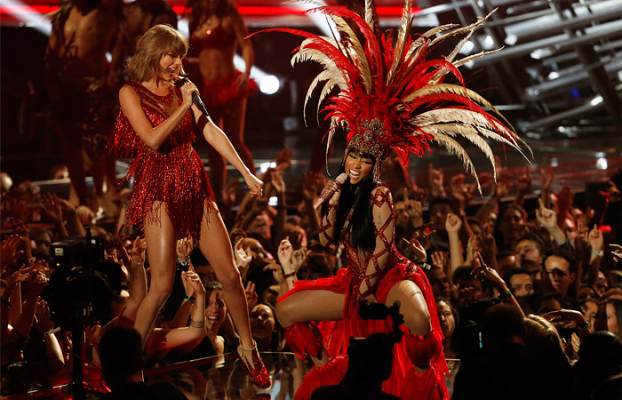 Выступление Тейлор Свифт (слева) и Ники Минаж на церемонии MTV Video Music Awards