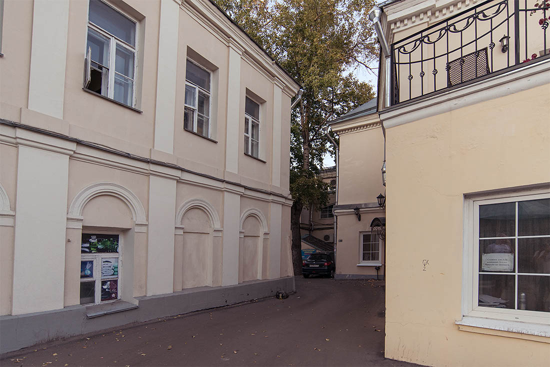 Типичный закоулок московского центра. Места очень мало, странно, что дереву удалось тут уцелеть.