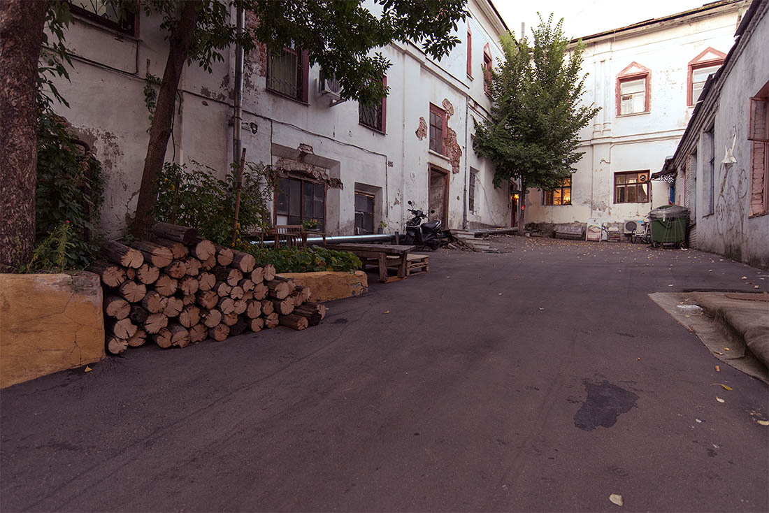 Сложно сказать, был бы этот двор так же мил, будь он капитально отремонтирован. Скорее всего, в этом случае в него даже нельзя было бы попасть.