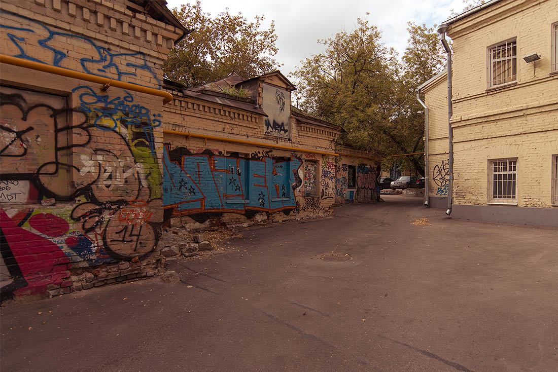 Осень всегда к лицу таким местам. В отличие от граффити, наверно.