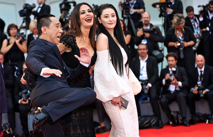 Китайская актриса Виэнн Чжан (справа) и итальянская актриса Мария Грация Кучинотта на красной дорожке Венецианского кинофестиваля