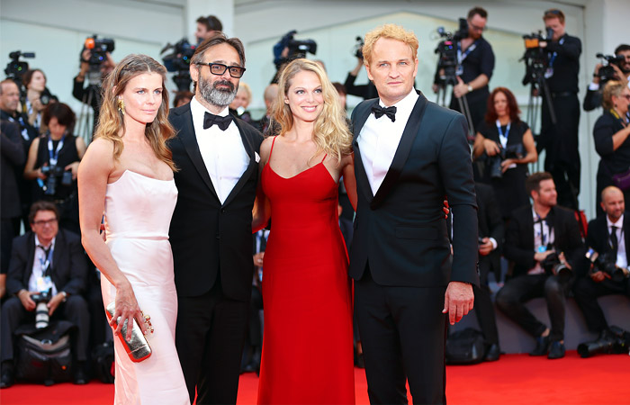 Исландский режиссер Бальтасар Кормакур с супругой (слева) и австралийский актер Джейсон Кларк со спутницей на красной дорожке перед премьерой фильма "Эверест"