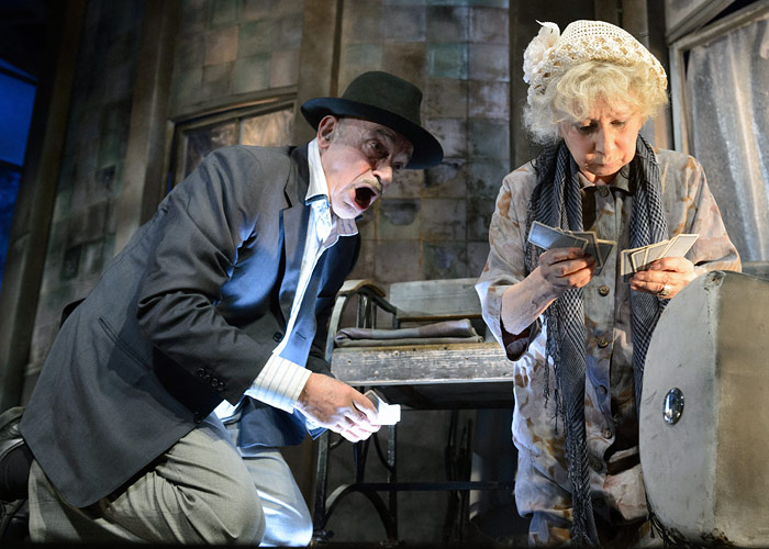 С актрисой Лией Ахеджаковой во время предпремьерного прогона спектакля "Игра в джин" на сцене театра "Современник". 2013 год.